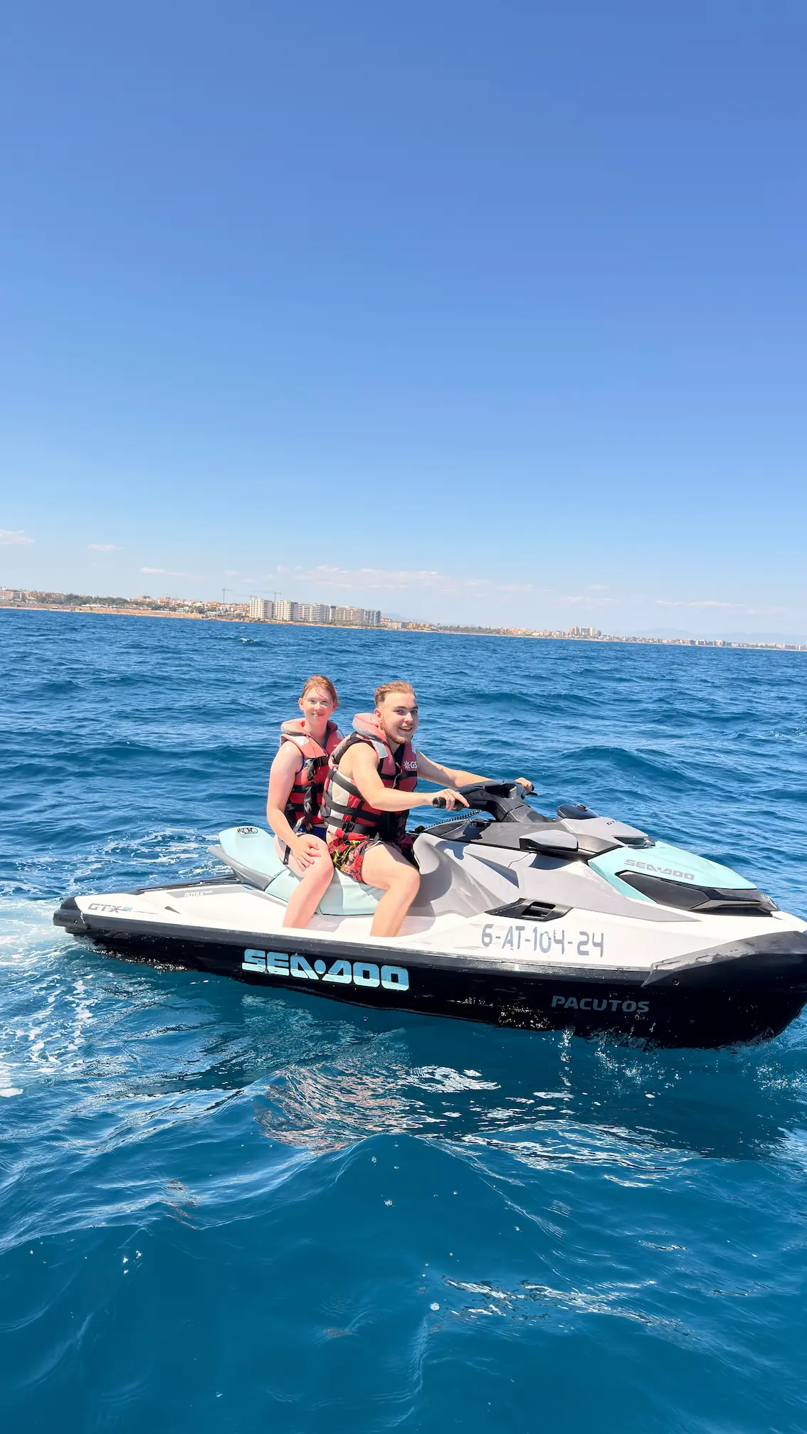 Clientes felices en moto de agua